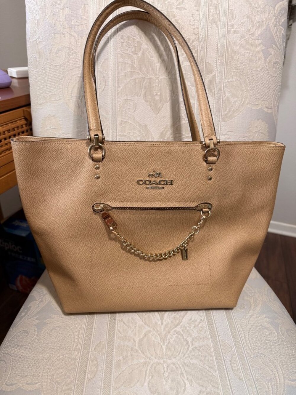 Coach Gallery Tote Beige Crossgrain Leather Front Zip Chain Accent